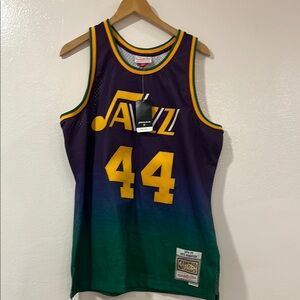 Mitchell & Ness “PISTOL” Pete Maravich 1974-75 Jazz Jersey Hardwood Classic.